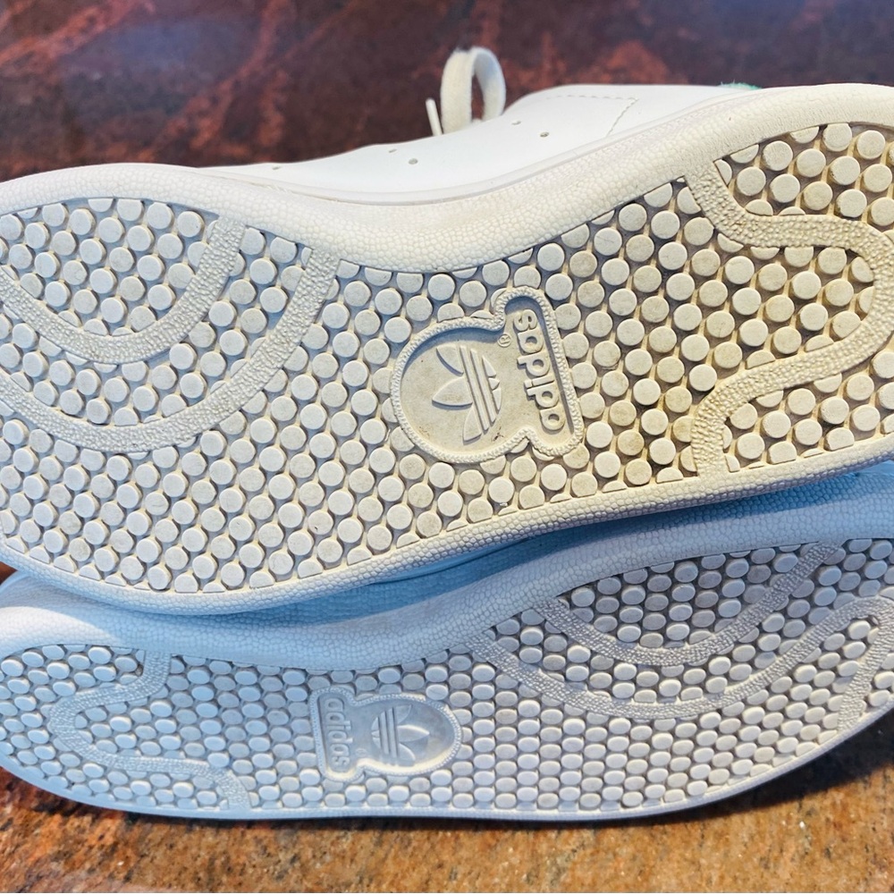 3 for $30 ADIDAS Originals White Leather Stan Smith
Sneakers - Picture 10 of 10